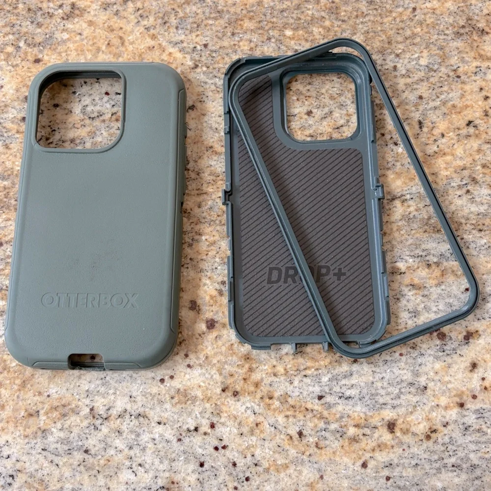 Otterbox Defender for iPhone 15 Pro In great - Picture 2 of 4
